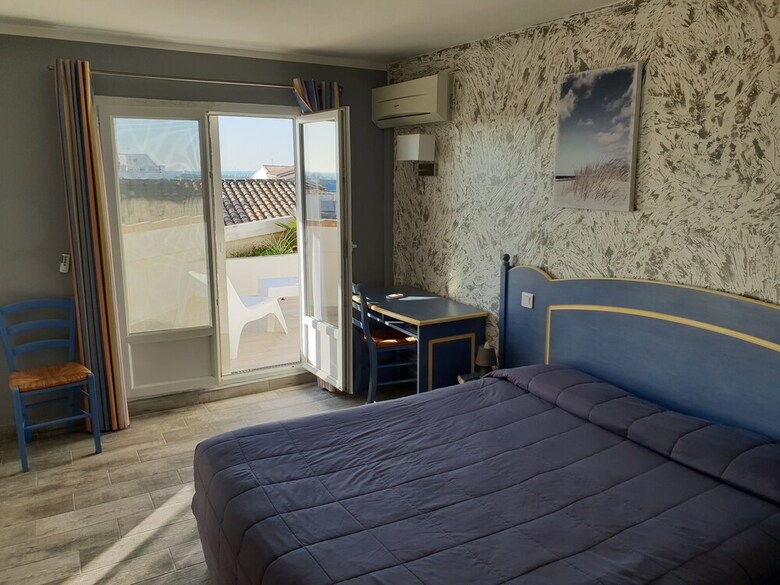 Hotel Les Palmiers En Camargue