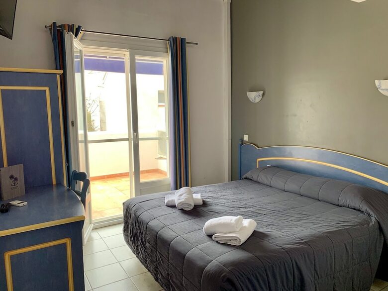 Hotel Les Palmiers En Camargue