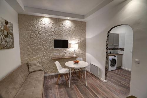 Contrast Luxapart 3 Min Mc Casino