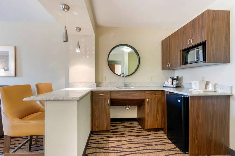 Holiday Inn Express Hotel & Suites