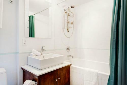 Palais-des-congr�s Furnished Apartments
