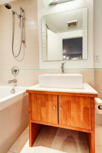 Palais-des-congr�s Furnished Apartments