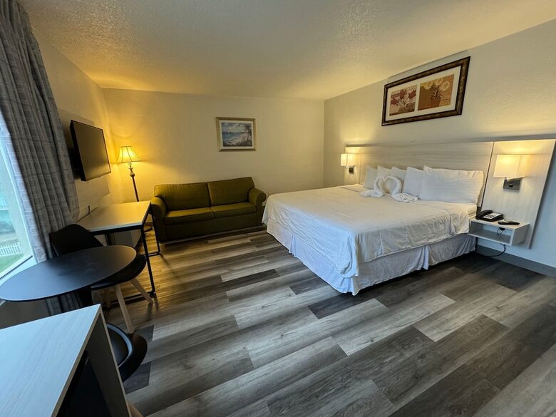 *emerald Shores Hotel*