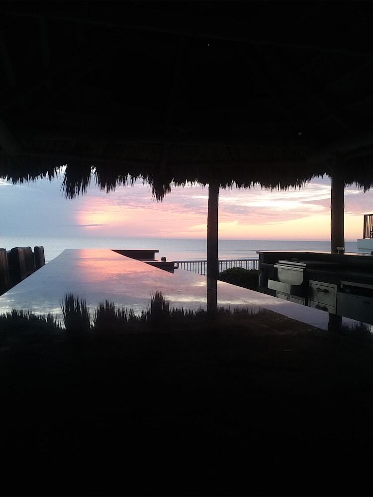 *emerald Shores Hotel*