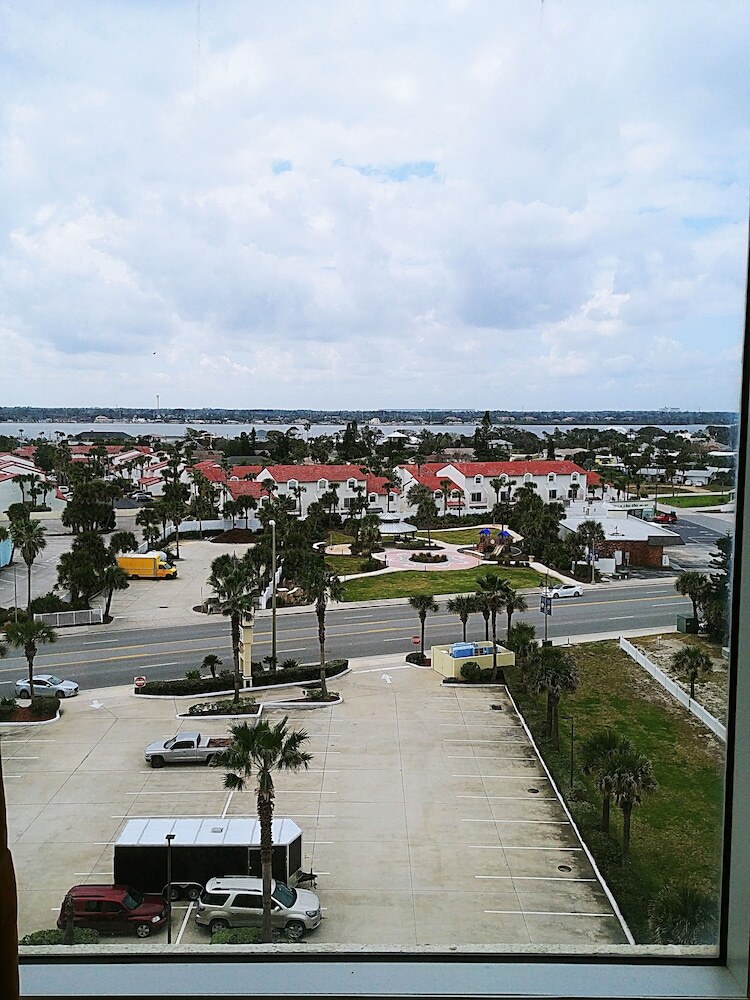 *emerald Shores Hotel*