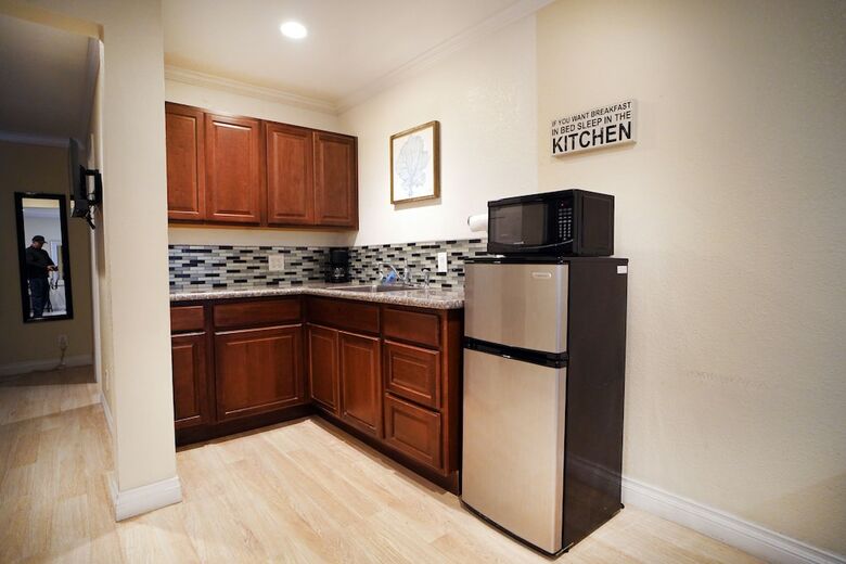 Hotel Anaheim Executive Inn & Suites
