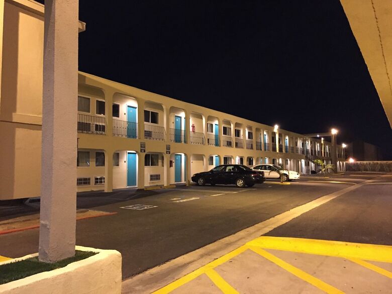 Hotel Anaheim Executive Inn & Suites