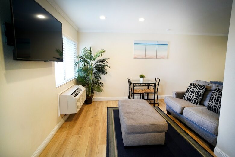 Hotel Anaheim Executive Inn & Suites