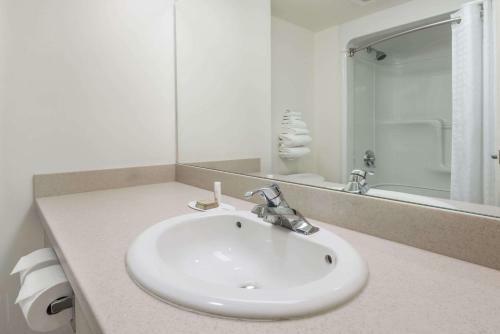 Hotel Super 8 By Wyndham Mississauga