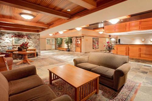 Hotel Ramada Pinewood Park Resort North Bay