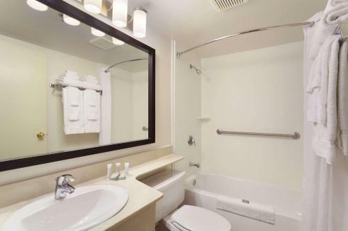 Hotel Travelodge Suites By Wyndham Moncton