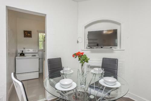 Courtyard Two-bedroom Apartments By Royal Stays