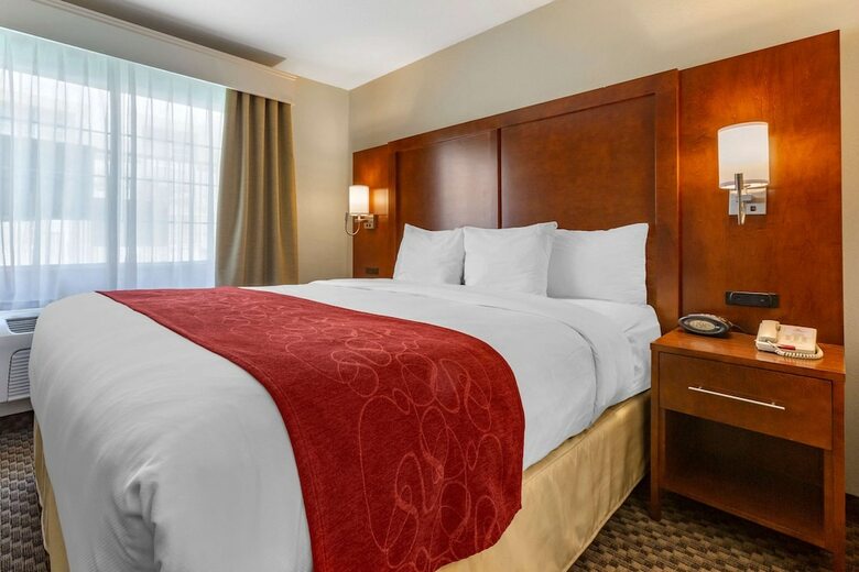 Hotel Comfort Suites Airport