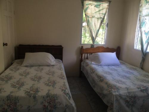 Hostal J & R Guest House
