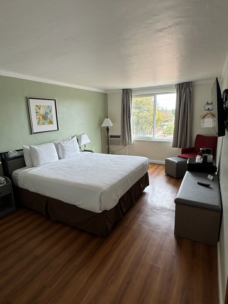 Hotel Marina Village Inn
