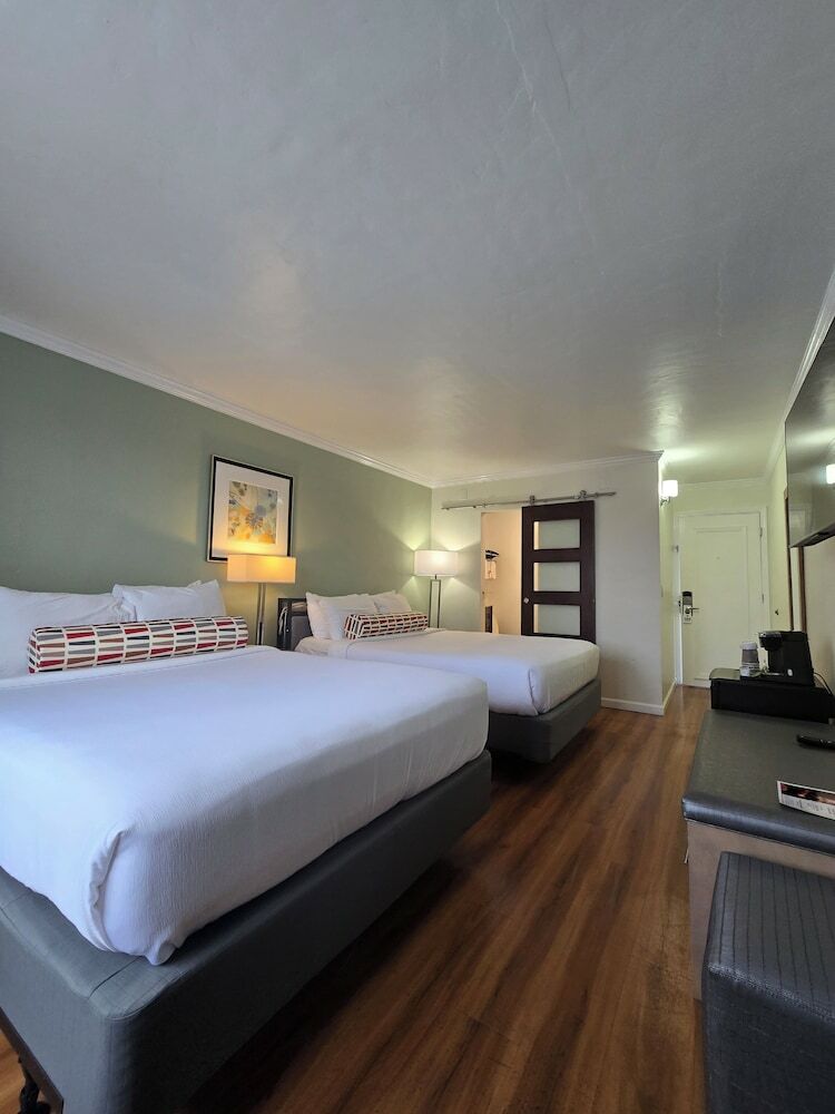 Hotel Marina Village Inn