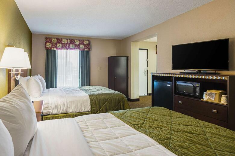 Hotel Clarion Inn & Suites