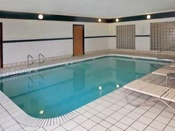 Hotel Comfort Suites At Metro Center