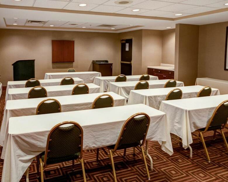 Hotel Comfort Suites Airport