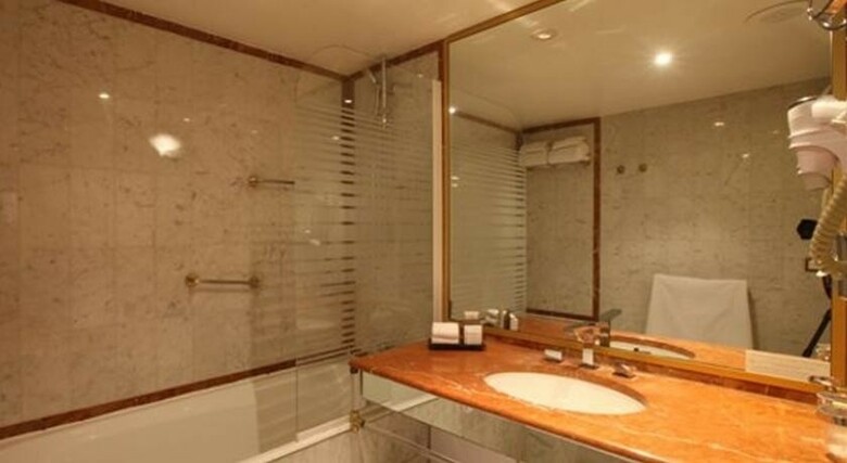 Hotel Royal Garden Champs-elysees