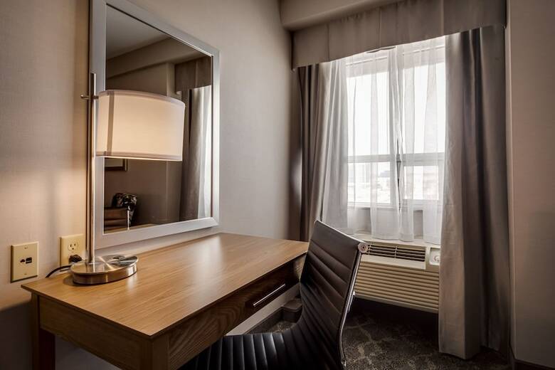 Hotel Monte Carlo Inn Vaughan Suites