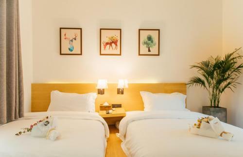 Simon's Travelling With Hotel