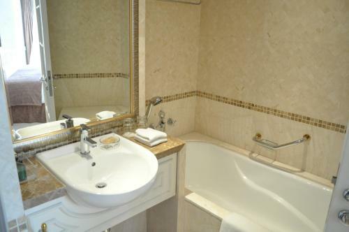 Qingdao Jinshan We+ Holiday Apartment ?wusi Square?