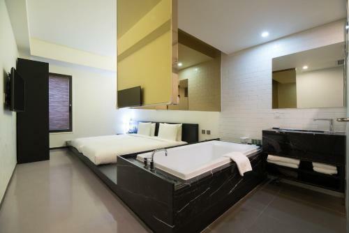 Golden Tulip M Hotel