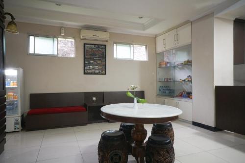 Hostal Reddoorz Plus @ Cihampelas 3
