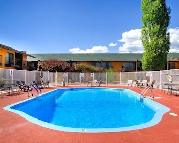 Hotel Rodeway Inn & Suites