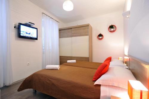 Rooms & Apartments 72