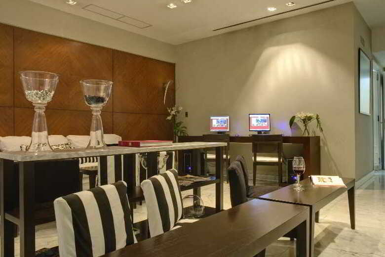 Broadway Hotel And Suites