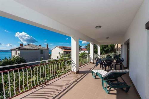 Three-bedroom Apartment In Dramalj V