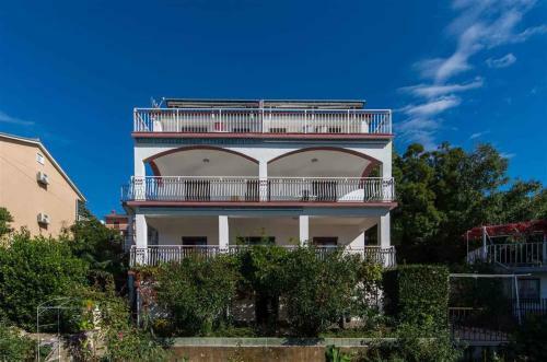 Three-bedroom Apartment In Dramalj V