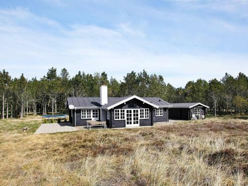 Three-bedroom Holiday Home In �lb�k 41
