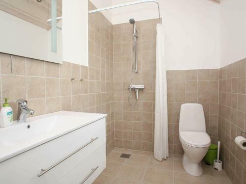 Three-bedroom Holiday Home In L�kken 40