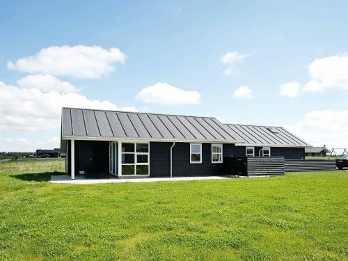 Three-bedroom Holiday Home In L�kken 40