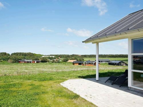 Three-bedroom Holiday Home In L�kken 40