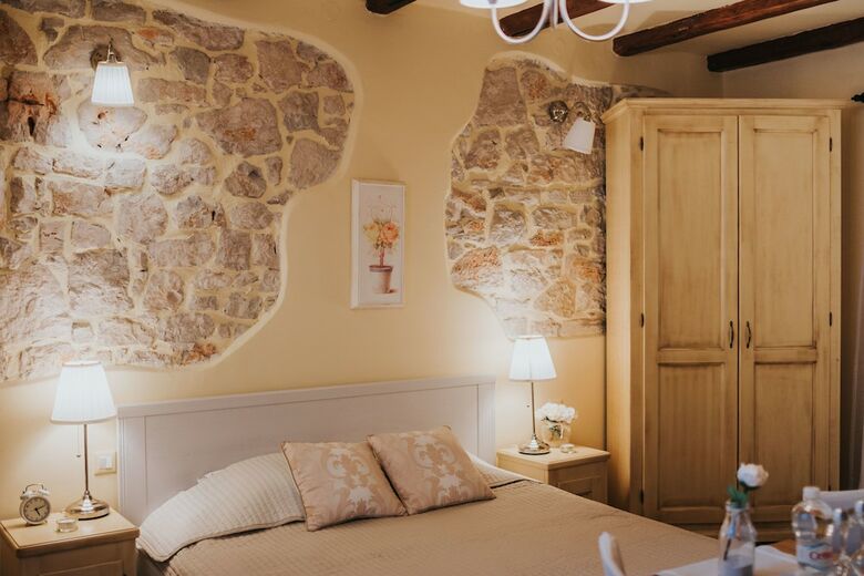 Hostal Rooms Villa Duketis