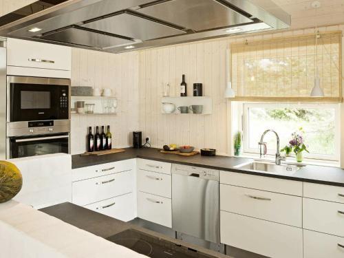 Three-bedroom Holiday Home In Aakirkeby 12