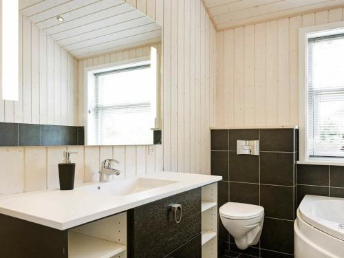 Three-bedroom Holiday Home In Aakirkeby 12