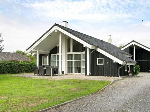 Two-bedroom Holiday Home In Juelsminde 4
