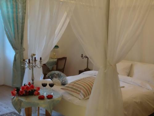 Hotel Ka?tie? Biela D�ma A ?ierny Rytier