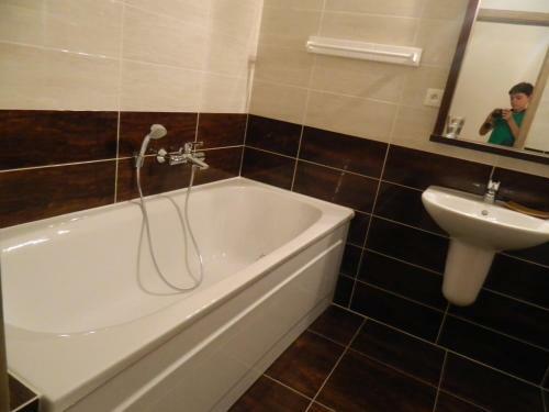 Hotel Ka?tie? Biela D�ma A ?ierny Rytier