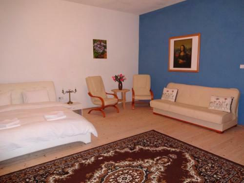 Hotel Ka?tie? Biela D�ma A ?ierny Rytier