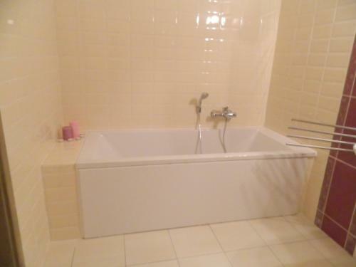 Hotel Ka?tie? Biela D�ma A ?ierny Rytier