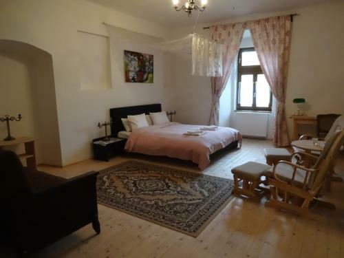 Hotel Ka?tie? Biela D�ma A ?ierny Rytier