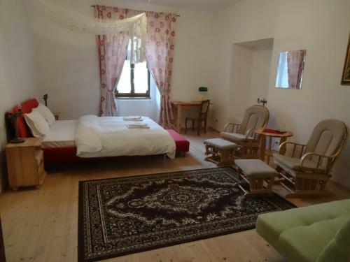 Hotel Ka?tie? Biela D�ma A ?ierny Rytier