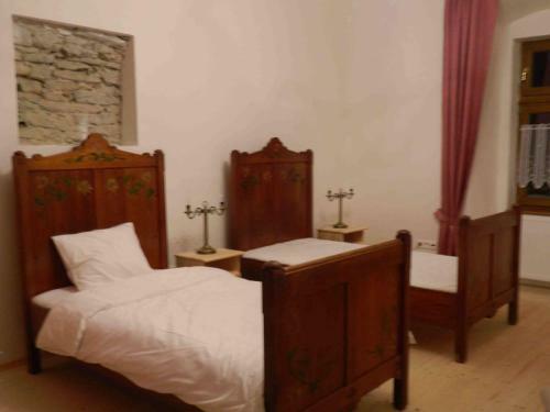 Hotel Ka?tie? Biela D�ma A ?ierny Rytier