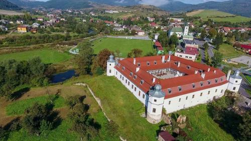 Hotel Ka?tie? Biela D�ma A ?ierny Rytier